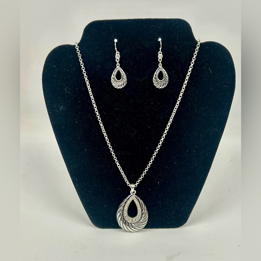 Necklace and earring set
